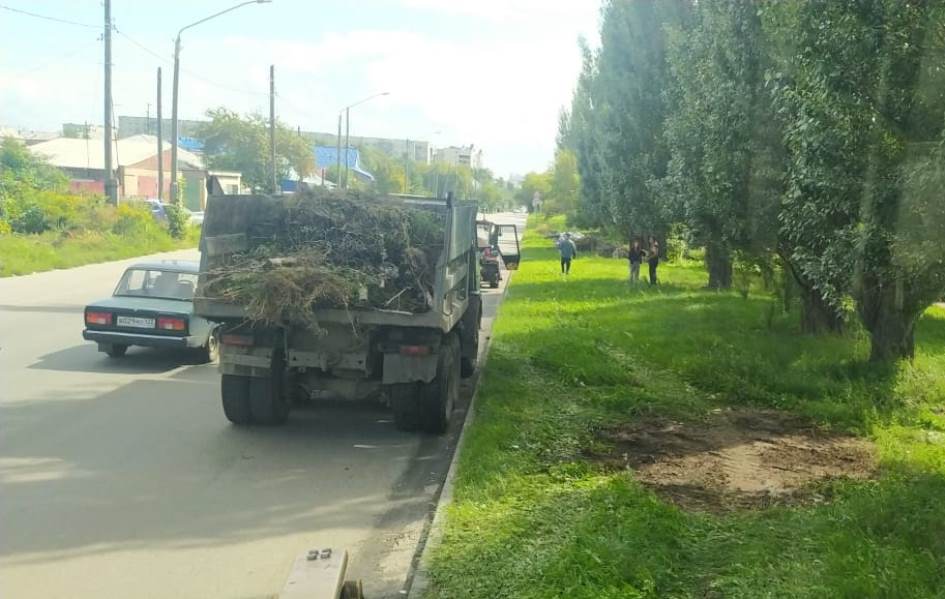 На территории Октябрьского района продолжают ликвидировать несанкционированное скопление мусора