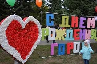 День города в Ленинском районе открыла выставка цветочных композиций и фотозон «Живет на свете красота»