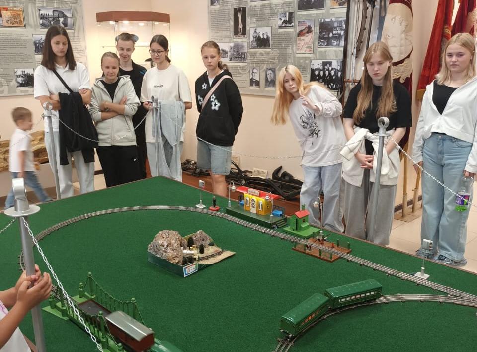 Барнаульских подростков познакомили с историей и современностью железнодорожного транспорта в Алтайском крае