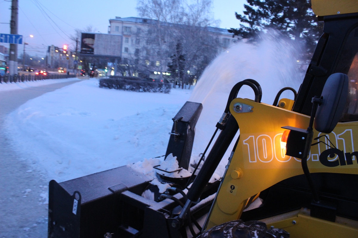 Снег с тротуаров Барнаула начали убирать новые мини-погрузчики