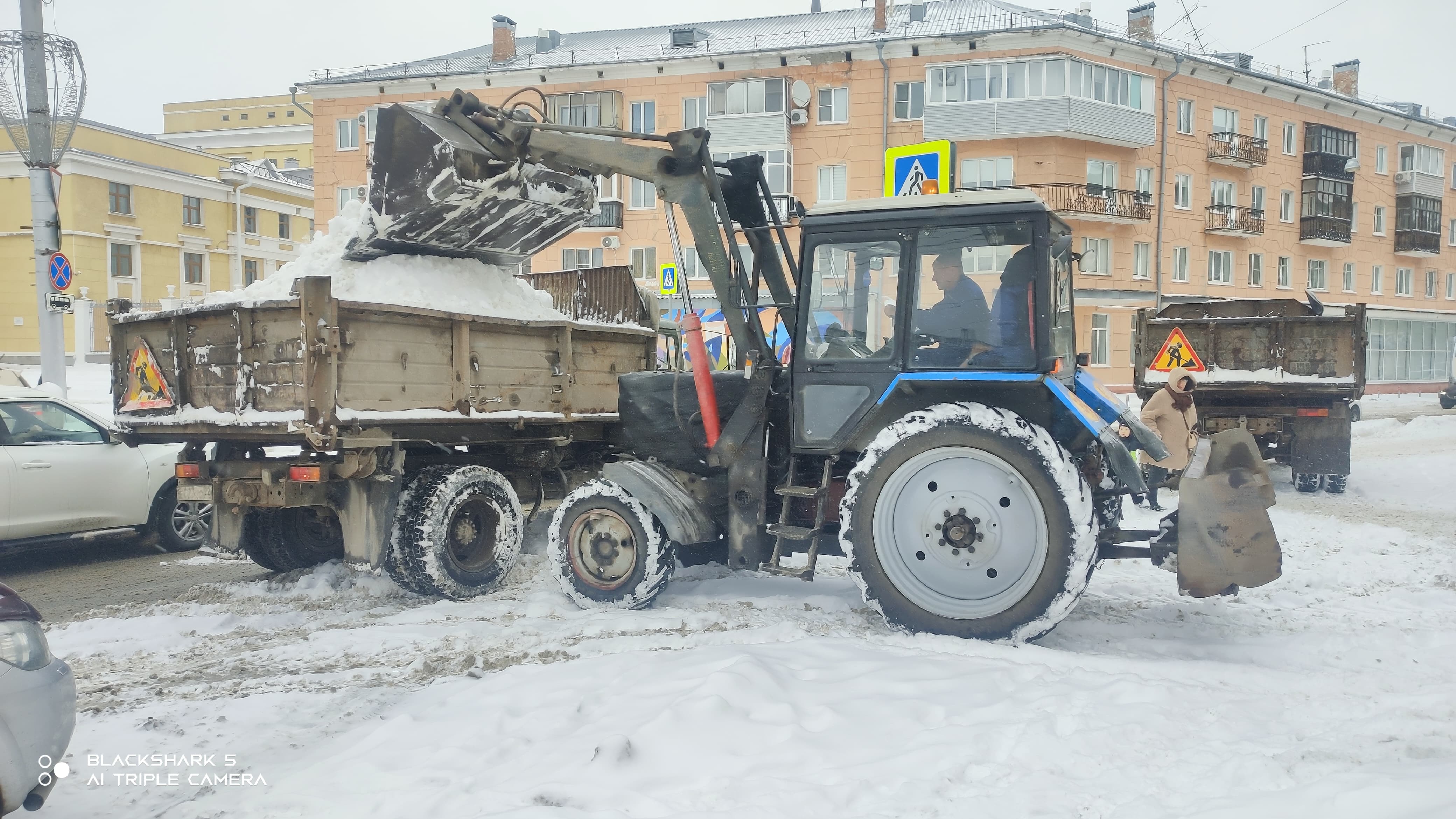 МБУ «Автодорстрой» очищает дороги и тротуары города от снега в непрерывном режиме