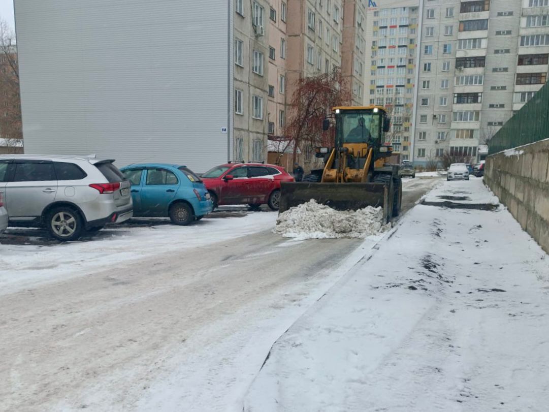 В Центральном районе Барнаула коммунальные службы продолжают работу по очистке снега