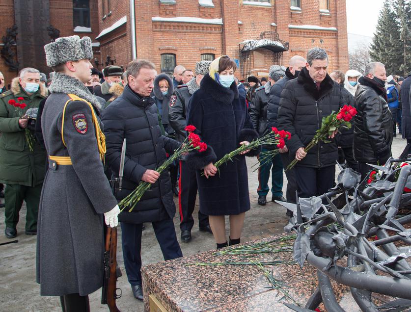 В Барнауле возложили цветы у Вечного огня в память о россиянах, исполнивших служебный долг за пределами Отечества
