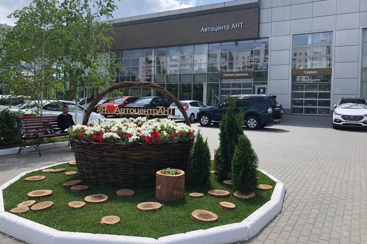 Город Барнаул украшают цветочные ансамбли Индустриального района