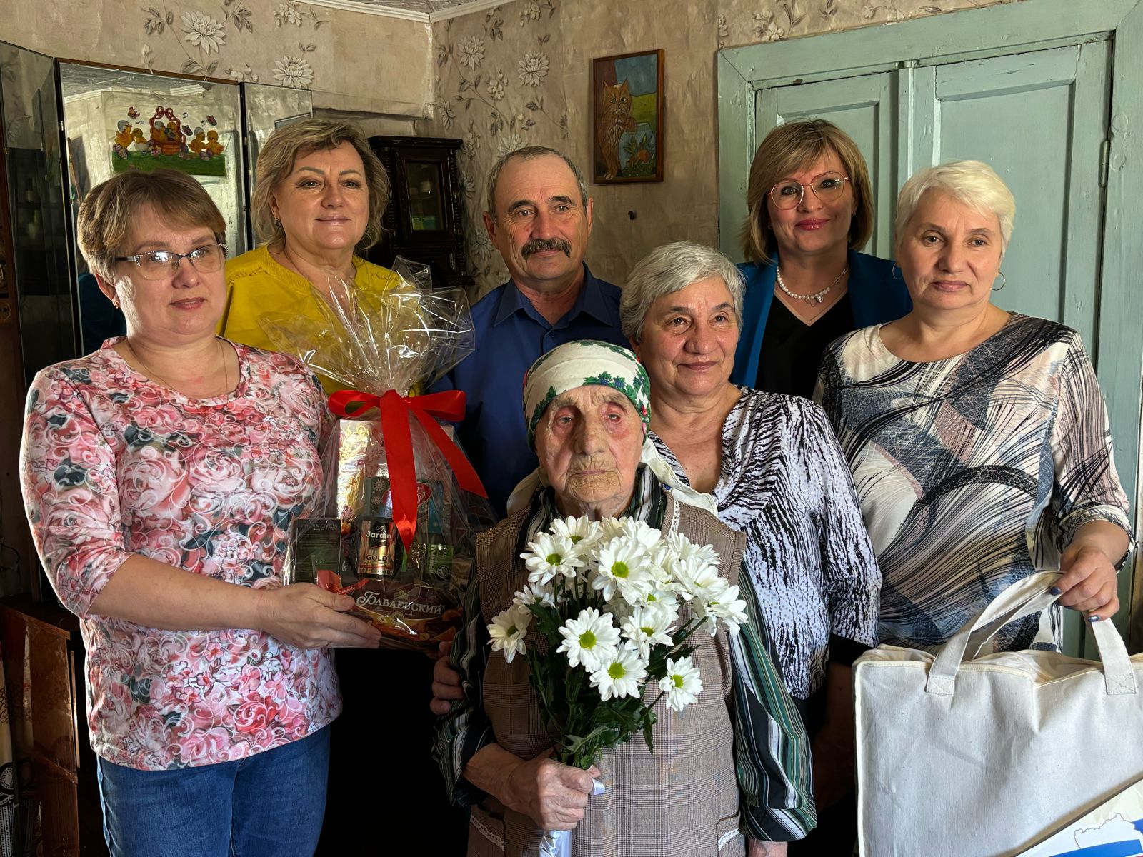 100-летний юбилей отметила в минувшие выходные труженица тыла, мать-героиня Анна Ефимовна Соболева