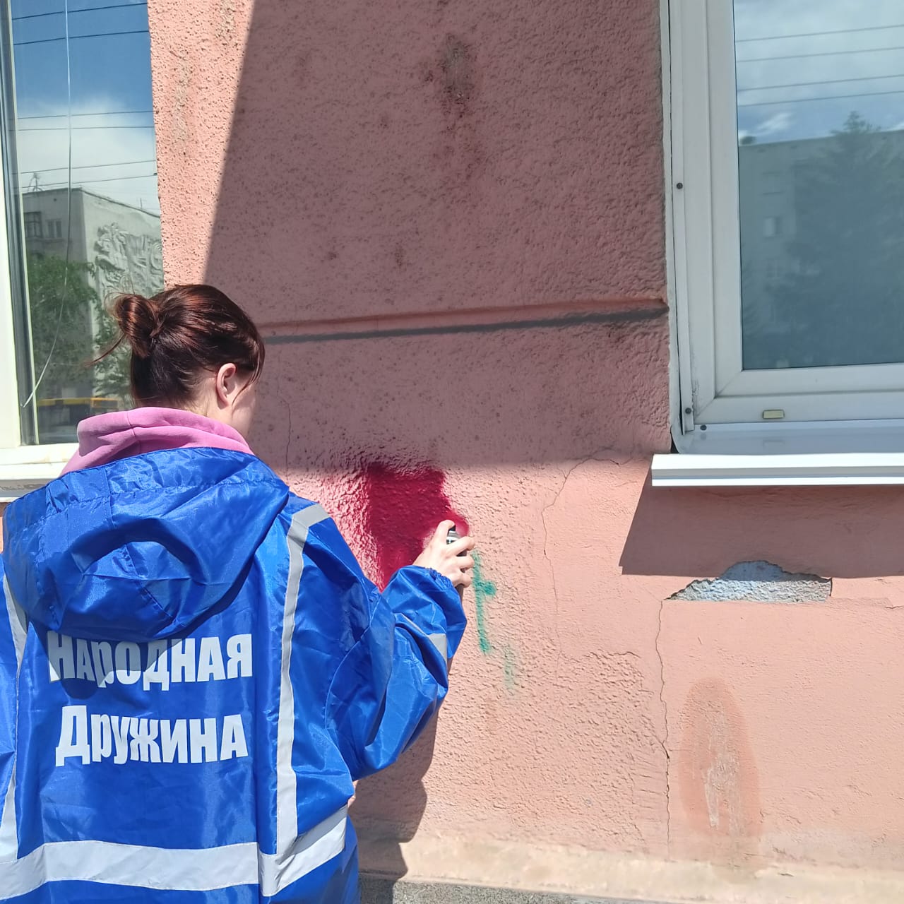 В Центральном районе Барнаула провели очередную акцию по закрашиванию надписей
