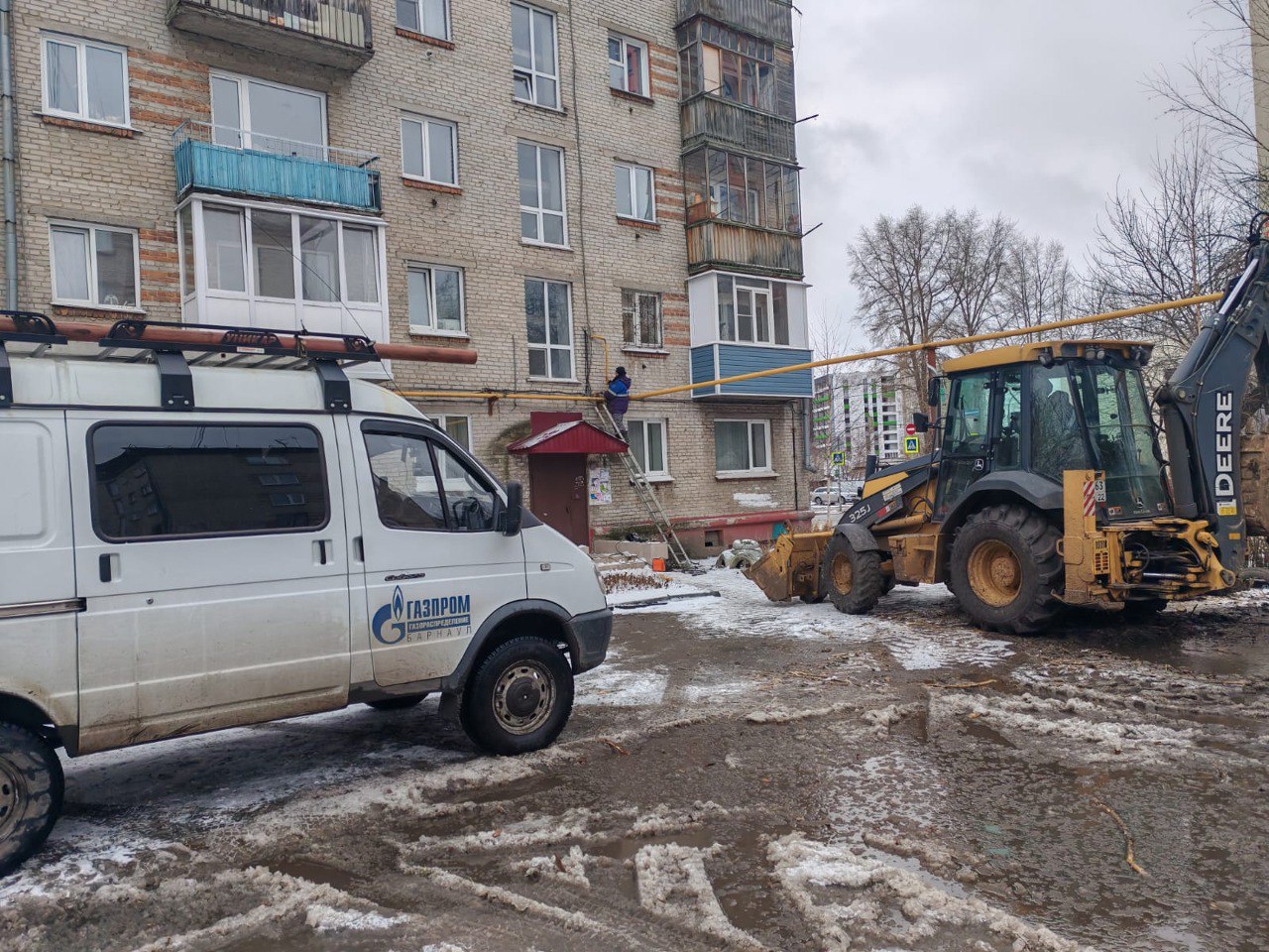 Городские службы устраняют последствия непогоды в Барнауле