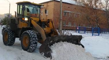 В Ленинском районе продолжаются работы по уборке снега , посыпке дорог и тротуаров  