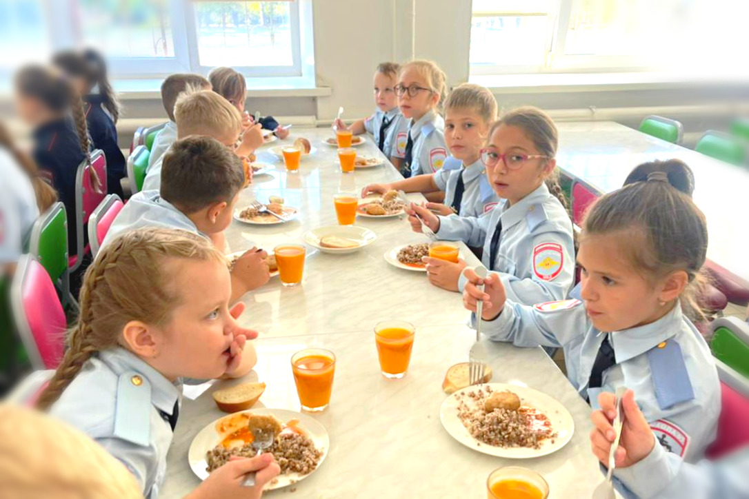 В барнаульской школе №53 проверили, как для детей организовано горячее питание
