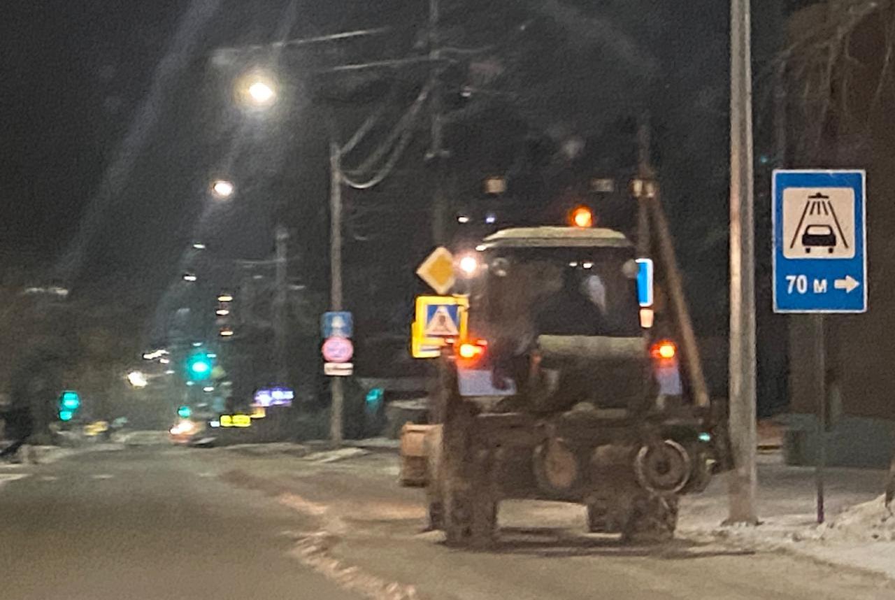 14 единиц дорожной техники работали в Центральном районе Барнаула в ночь с 17 на 18 ноября