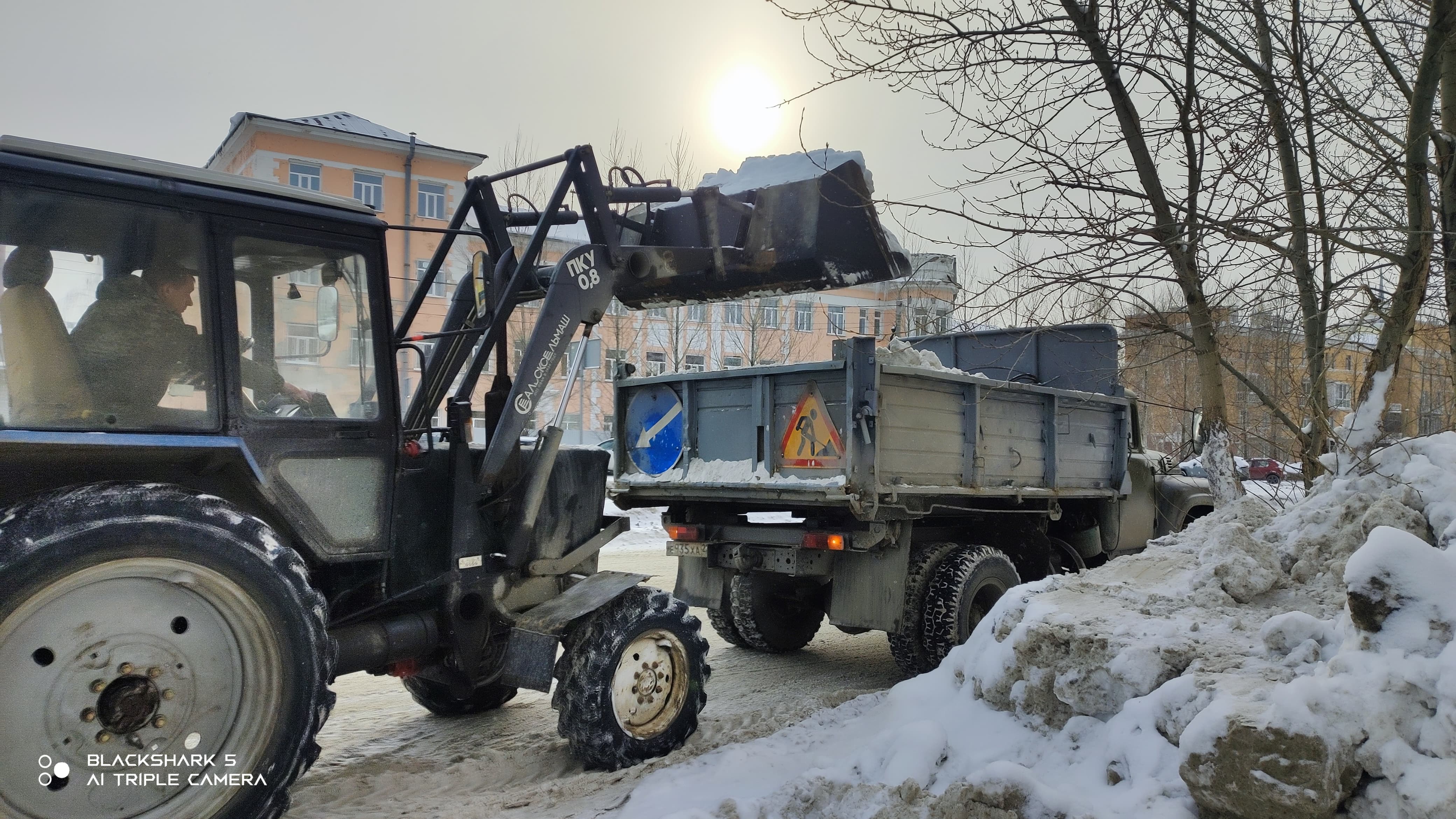 «Автодорстрой» продолжает очистку и противогололедную обработку улично-дорожной сети Барнаула