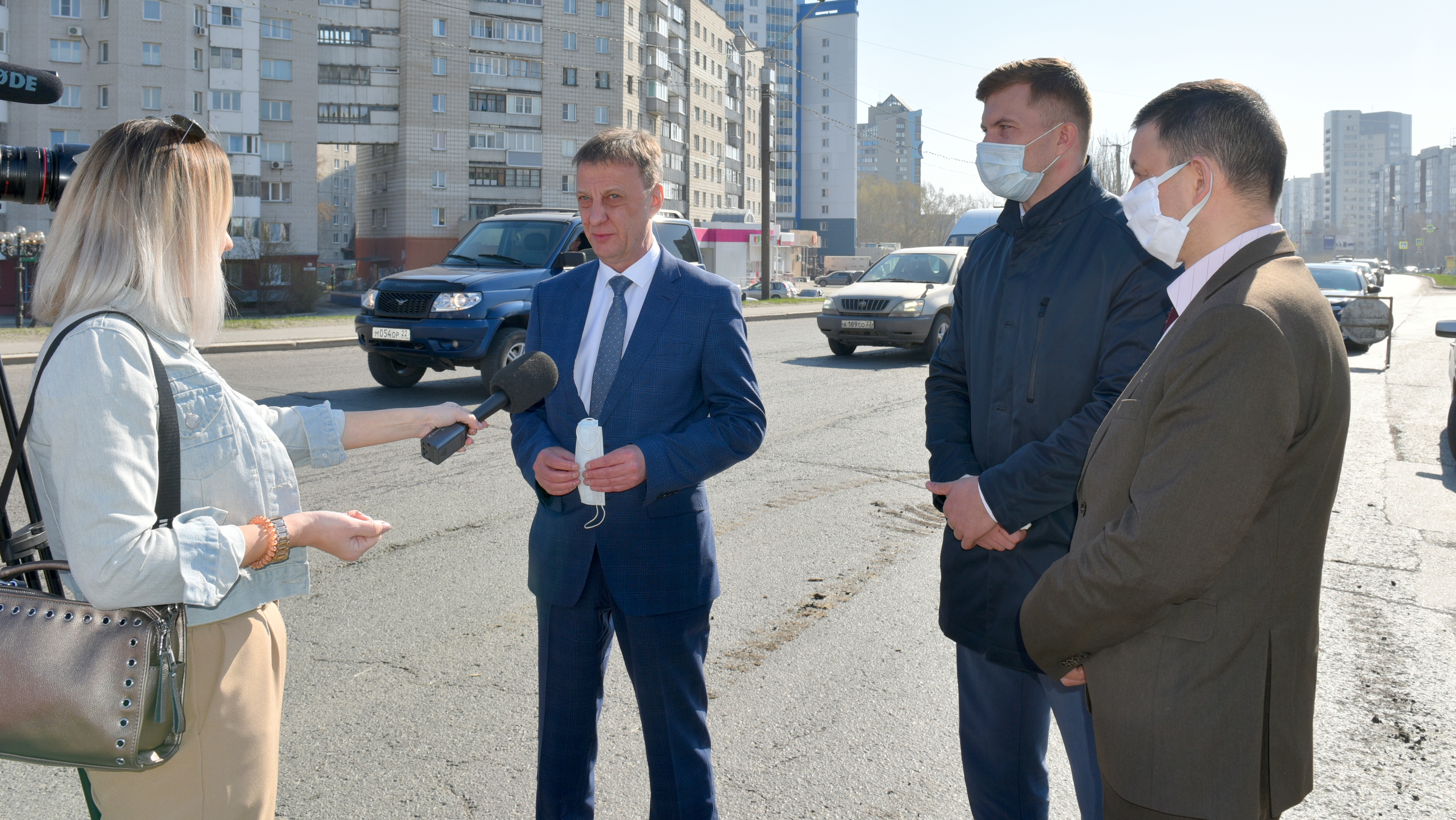 Вячеслав Франк провел выездное совещание по ремонту улично-дорожной сети Барнаула 