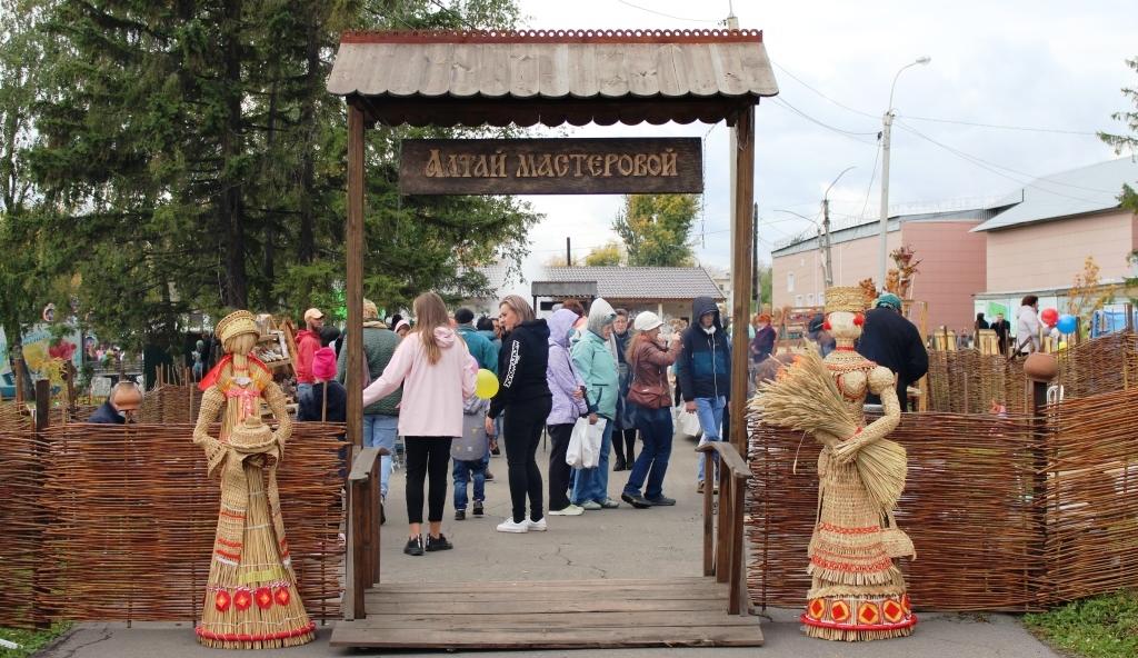 Выставка цветов, город мастеров и ярмарки: горожане отпраздновали юбилей Барнаула на площадке парка «Центральный» 