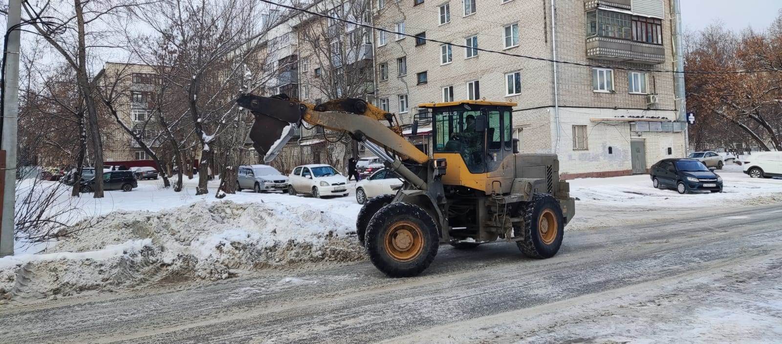 В Ленинском районе ведутся работы по очистке территории  от снега