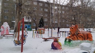 В Ленинском районе Барнаула состоялся первый этап конкурса на лучшую новогоднюю дворовую территорию «Зимний двор»