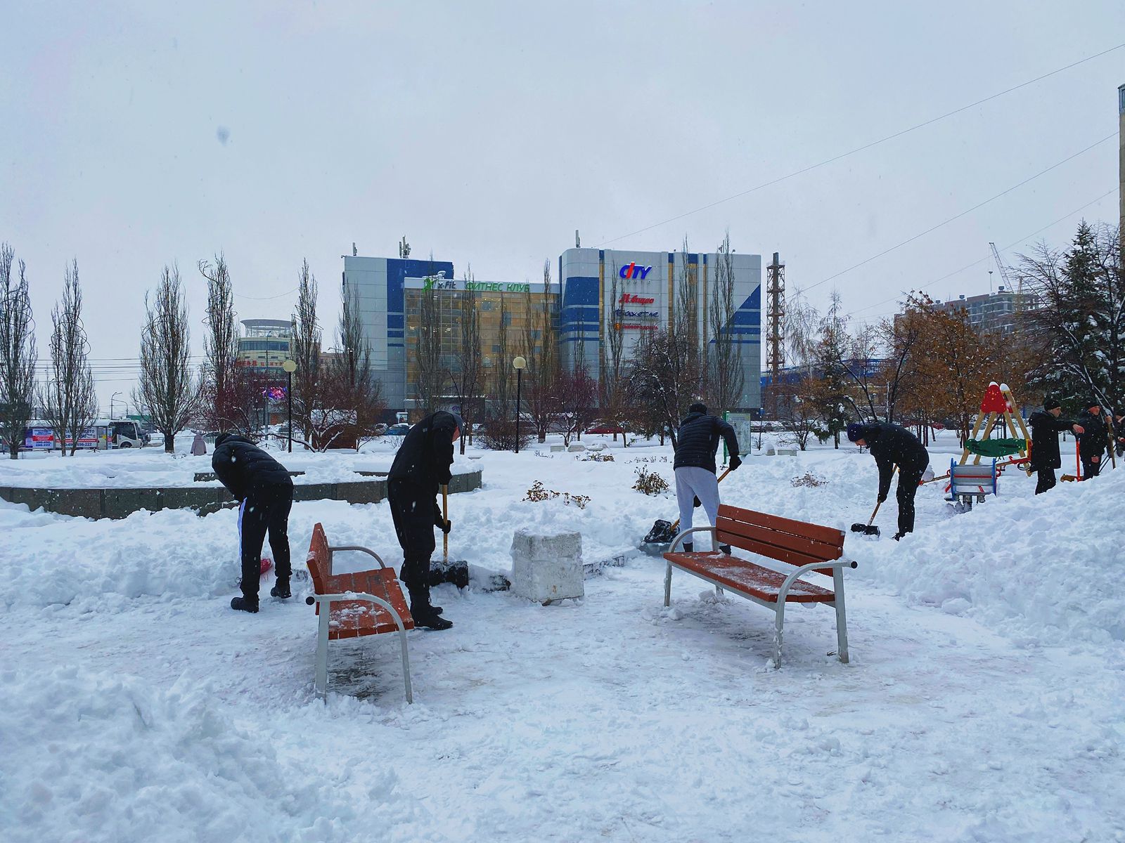 Акции по уборке снега провели в Центральном районе 