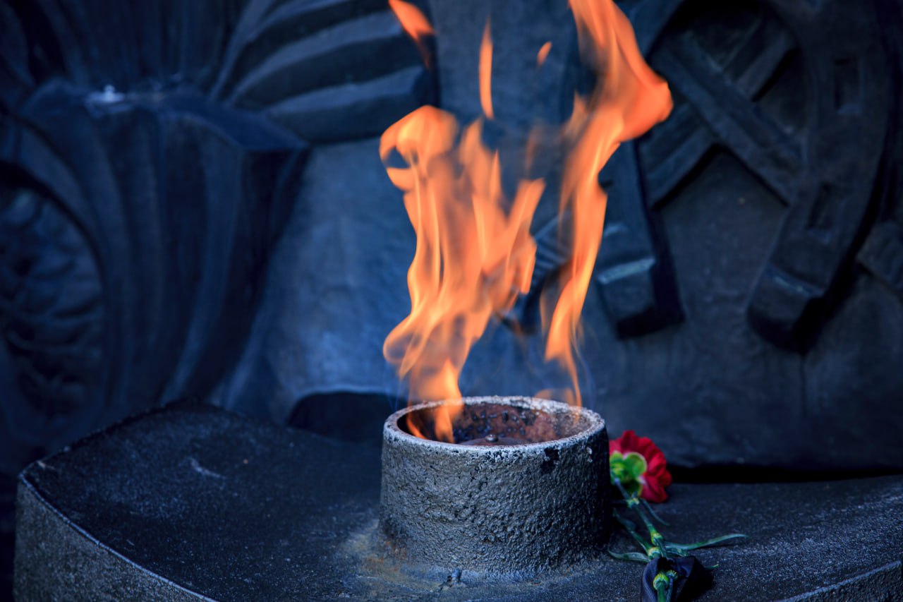 В Барнауле зажгли Вечный огнь на Мемориале Славы