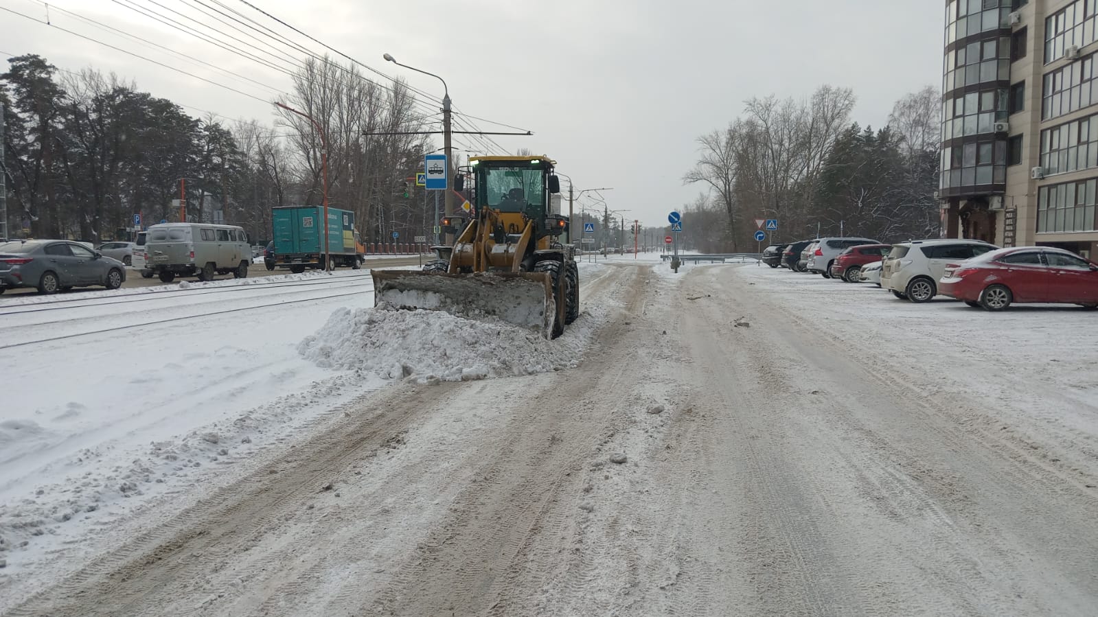 Коммунальные службы ведут работы по борьбе со снегом и наледью на территории Центрального района