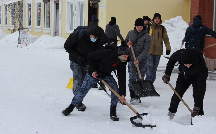 Студенты вузов и техникумов Барнаула участвуют в социально-значимой акции по уборке снега «Снежный штурм»