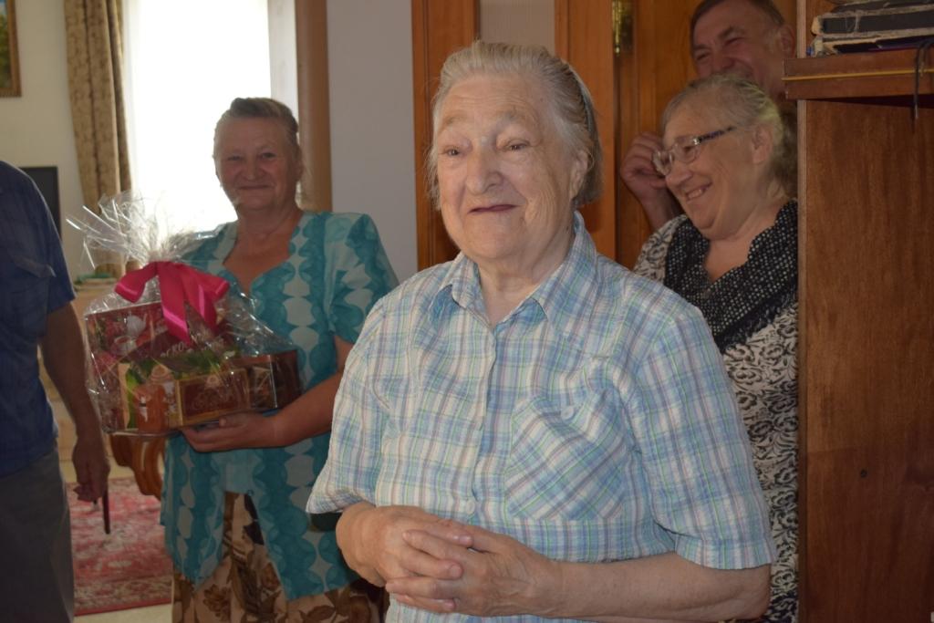 Ветеран войны Антонида Козлова принимает поздравления с 93-летием
