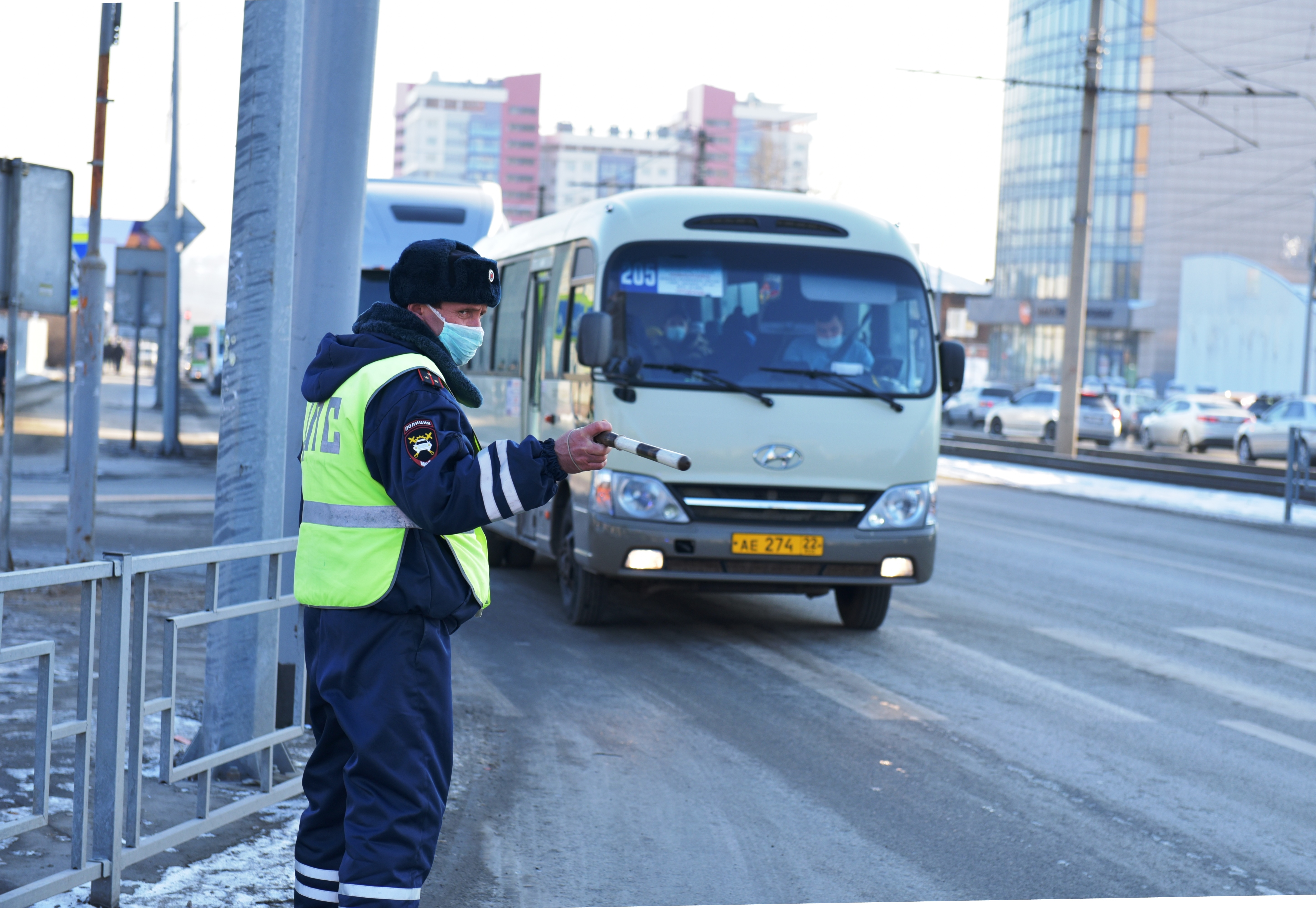В Барнауле продолжаются проверки в общественном транспорте по соблюдению масочного режима