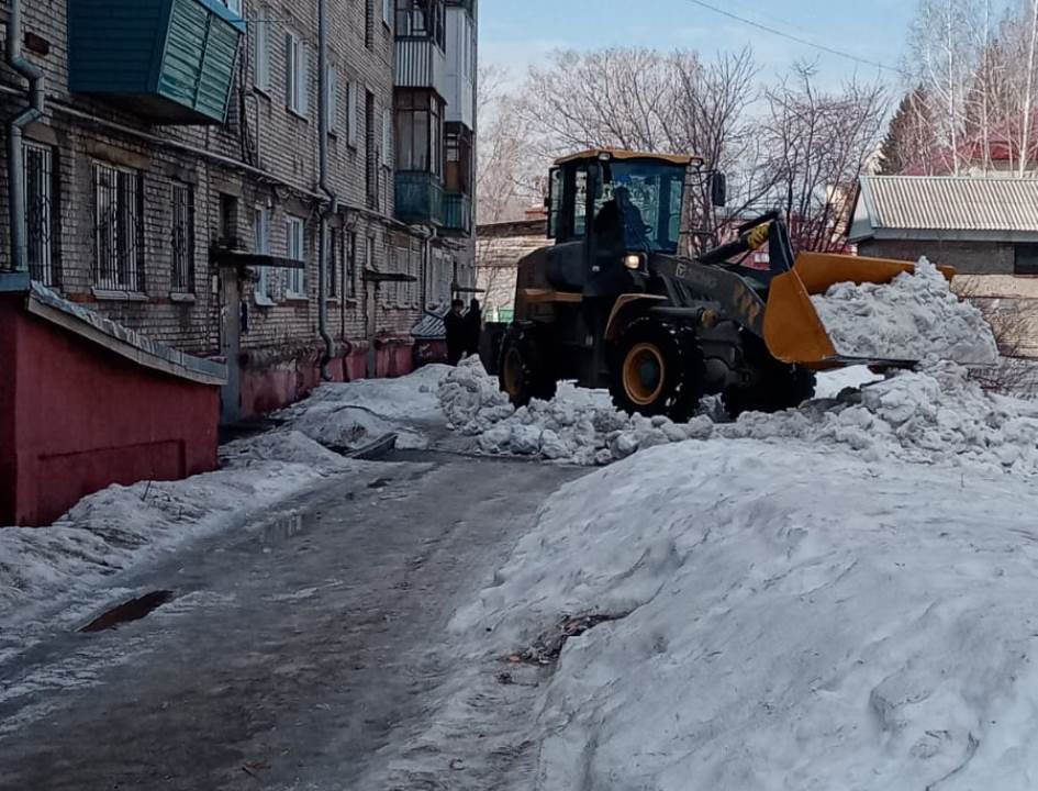 На территории Октябрьского района продолжается очистка от снега и наледи кровель и дворов