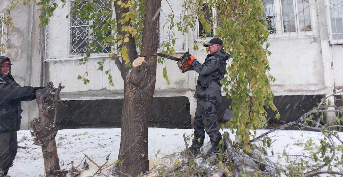 Последствия непогоды устраняют в Ленинском районе