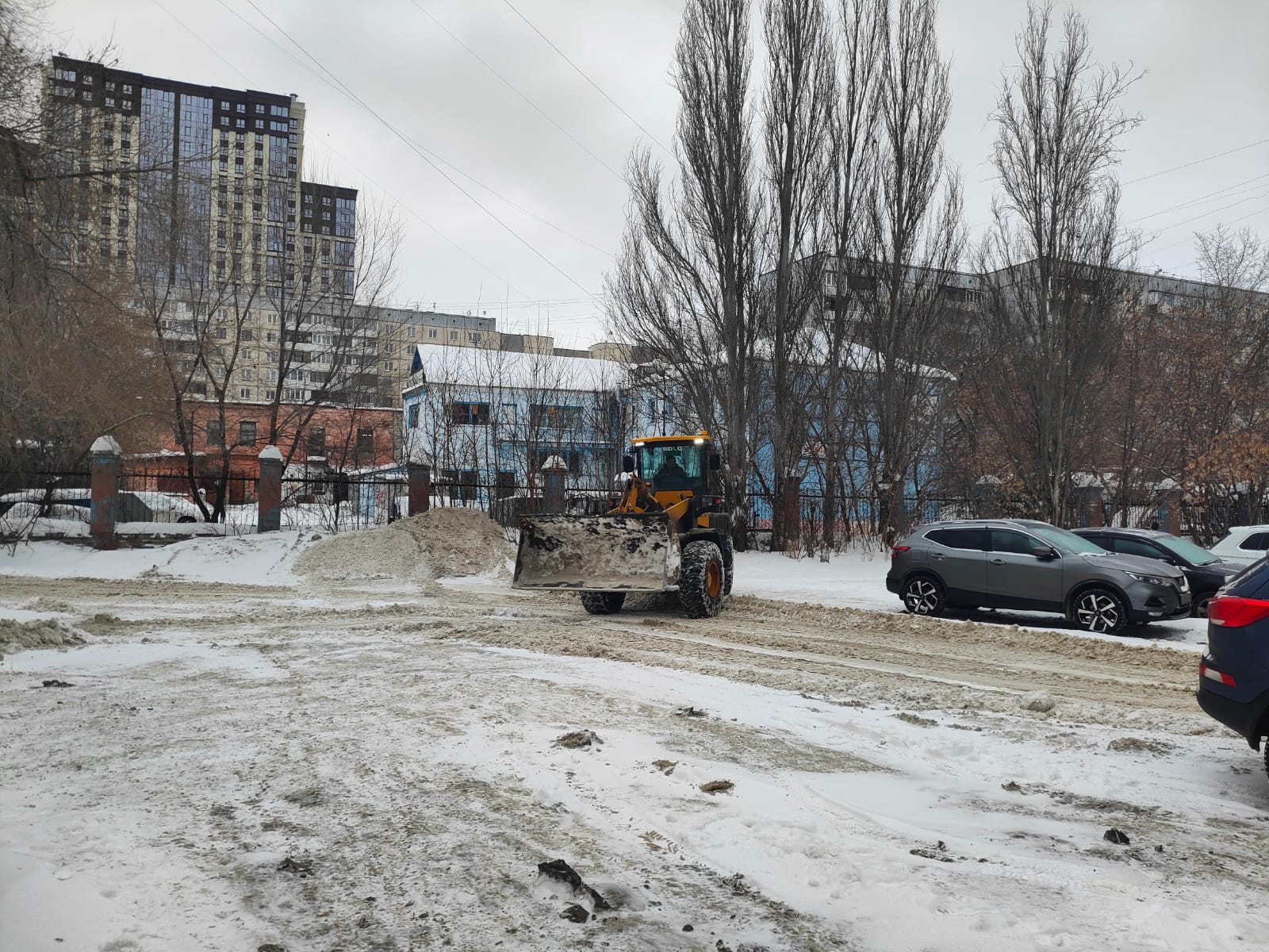 На территории Центрального района продолжается очистка от снега кровель и дворов