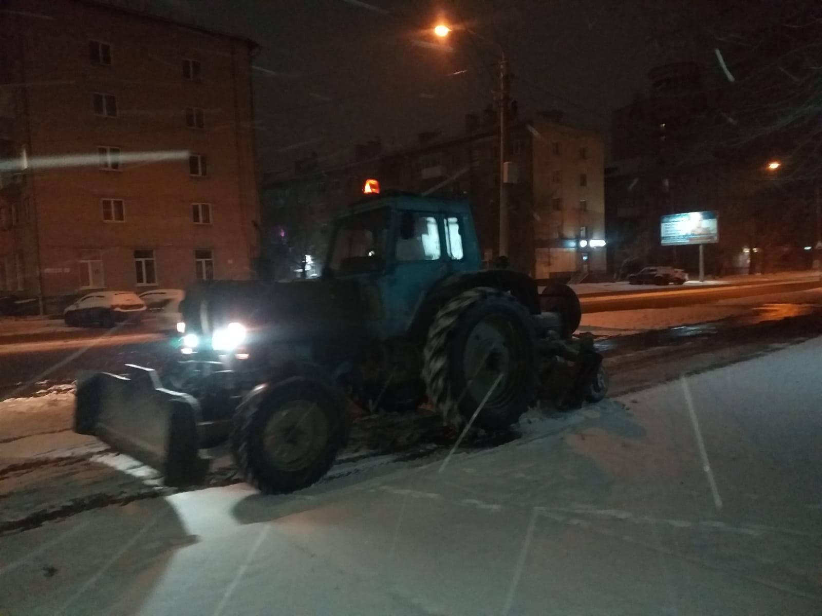 В ночную смену  дороги Барнаула  будут чистить 76 единиц зимней техники