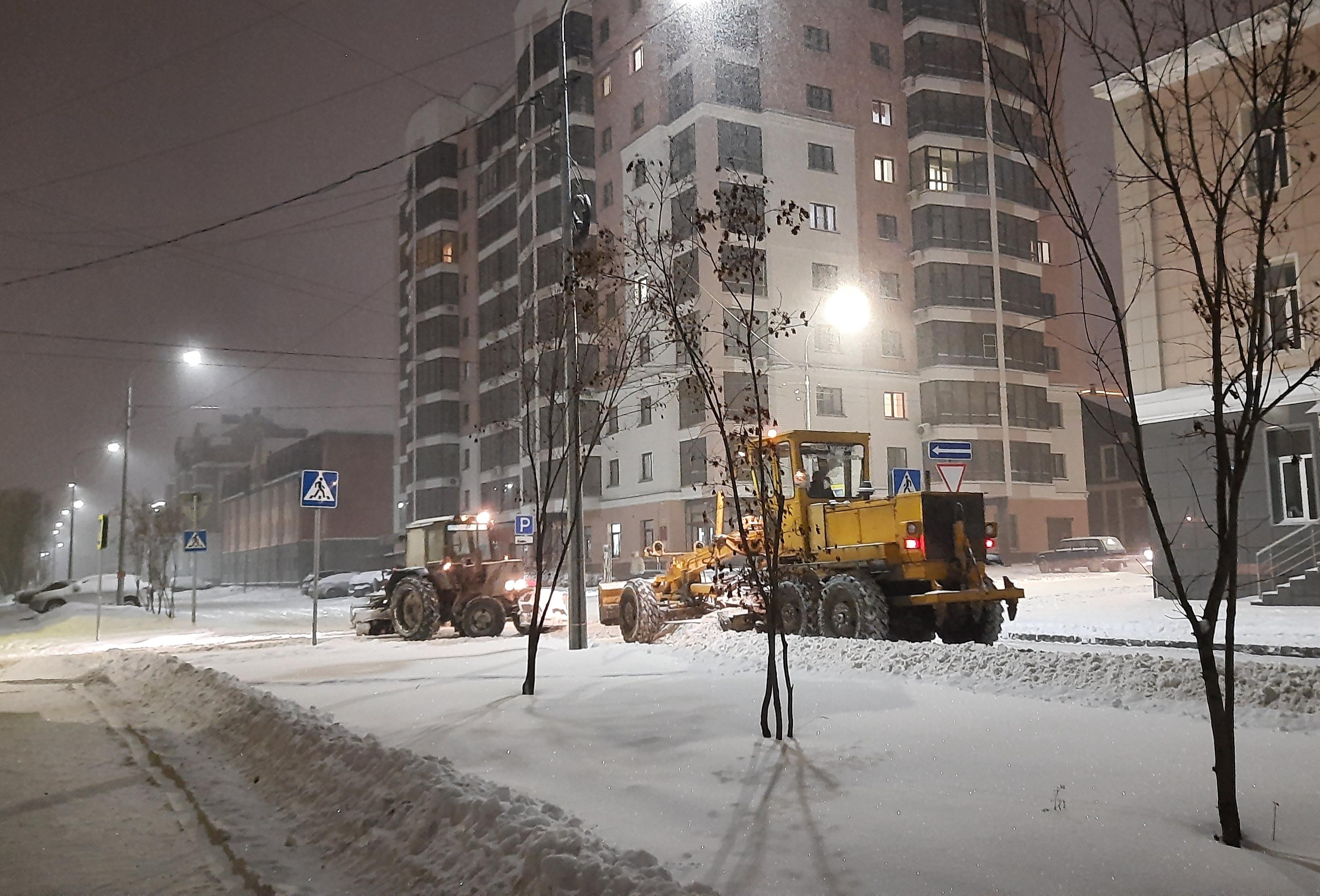 В ночь на 15 января на дорогах Барнаула будут работать 146 единиц снегоуборочной техники