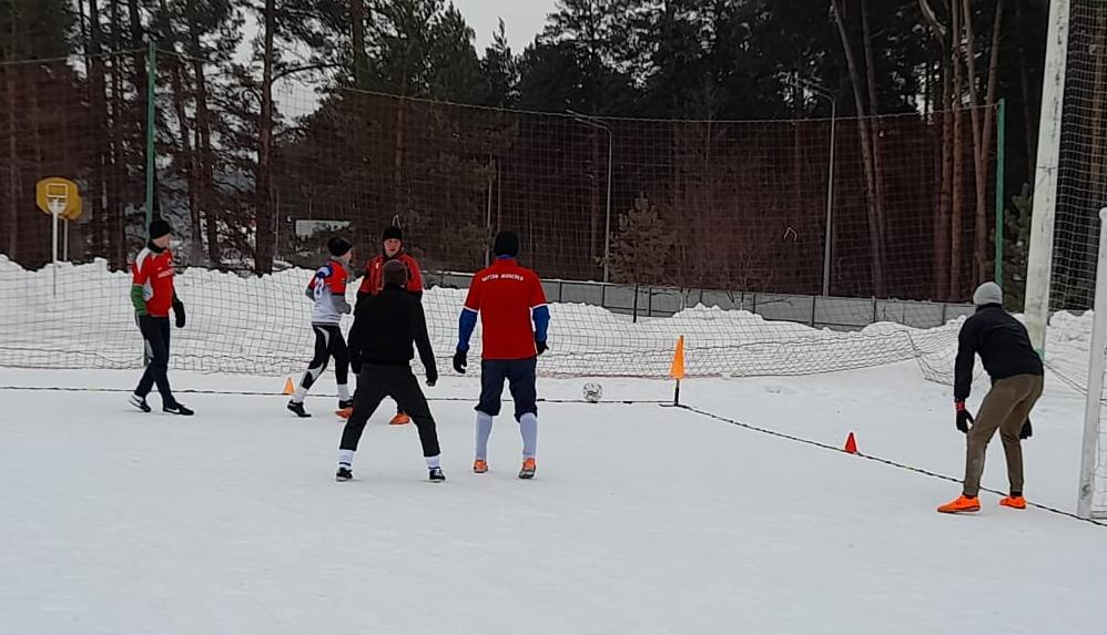 Коньки, лыжи и мини-футбол: барнаульцы участвуют в акции «Спортивные выходные»