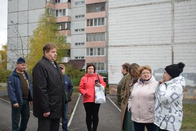 Глава администрации района встретился с жителями дома №30 по улице Шумакова, где завершились ремонтные работы