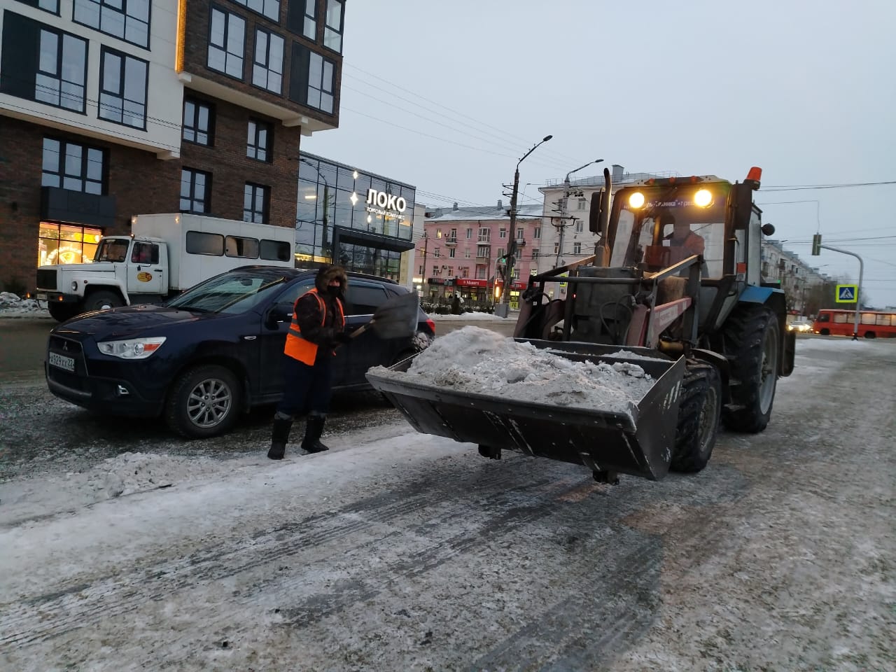 Дорожная служба проводит работы по очистке и противогололедной обработке улично-дорожной сети Барнаула