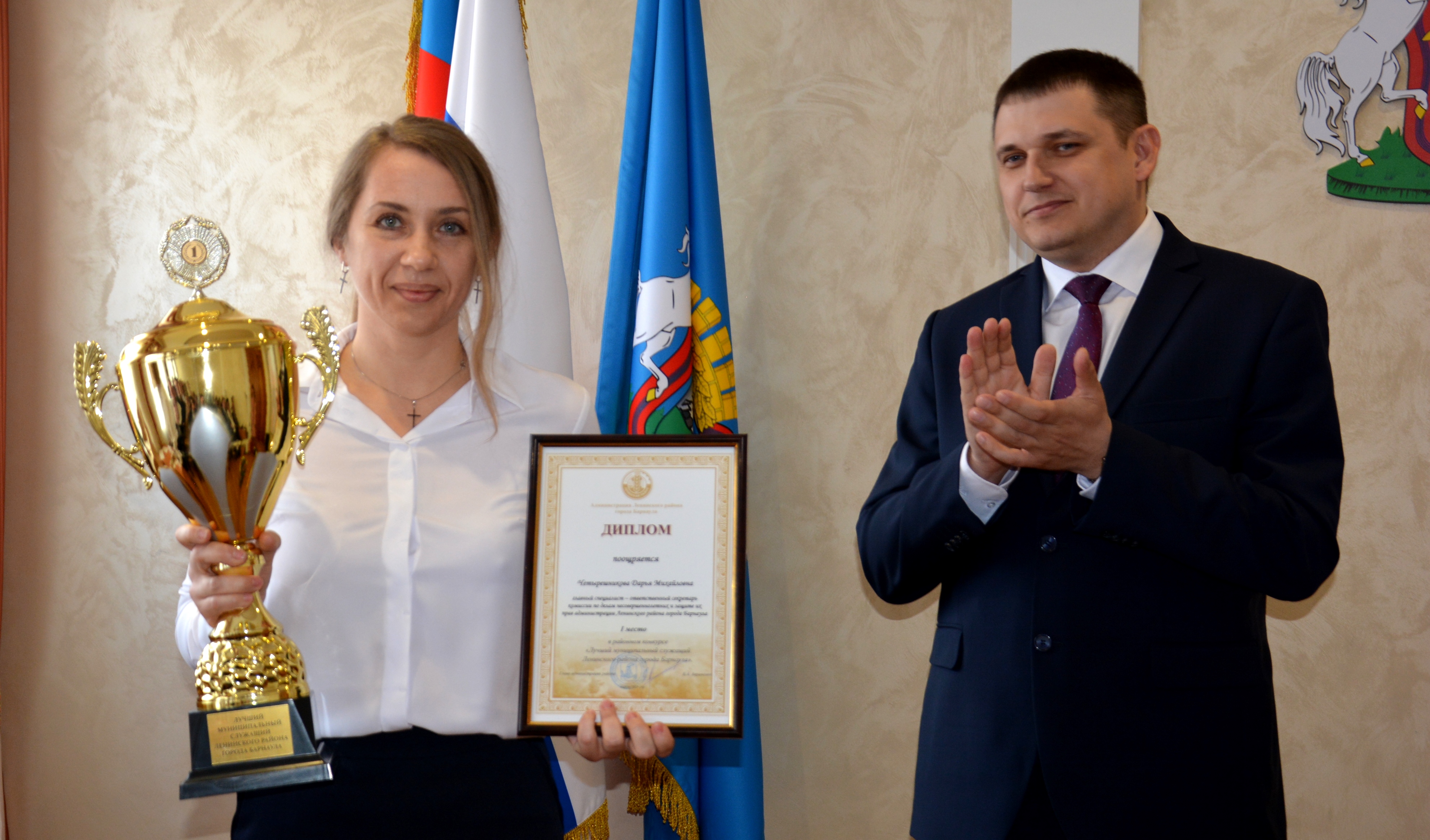 Муниципальные служащие администрации Ленинского района получили награды в канун профессионального праздника