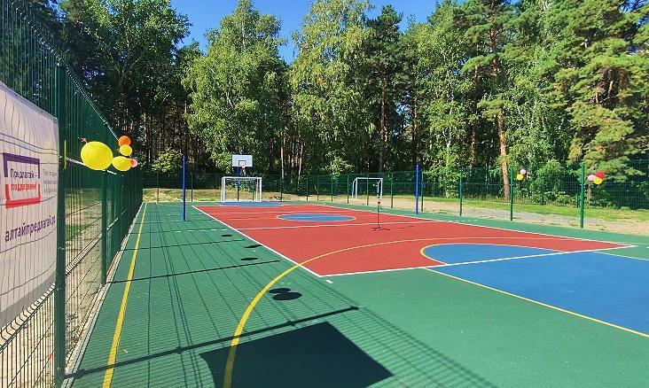 Современную спортивную площадку, построенную по проекту поддержки местных инициатив, открыли в барнаульском поселке Черницк