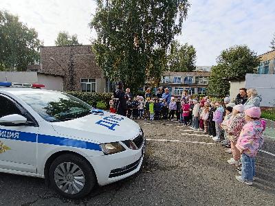 Воспитанникам детского сада №186 напомнили правила дорожного движения