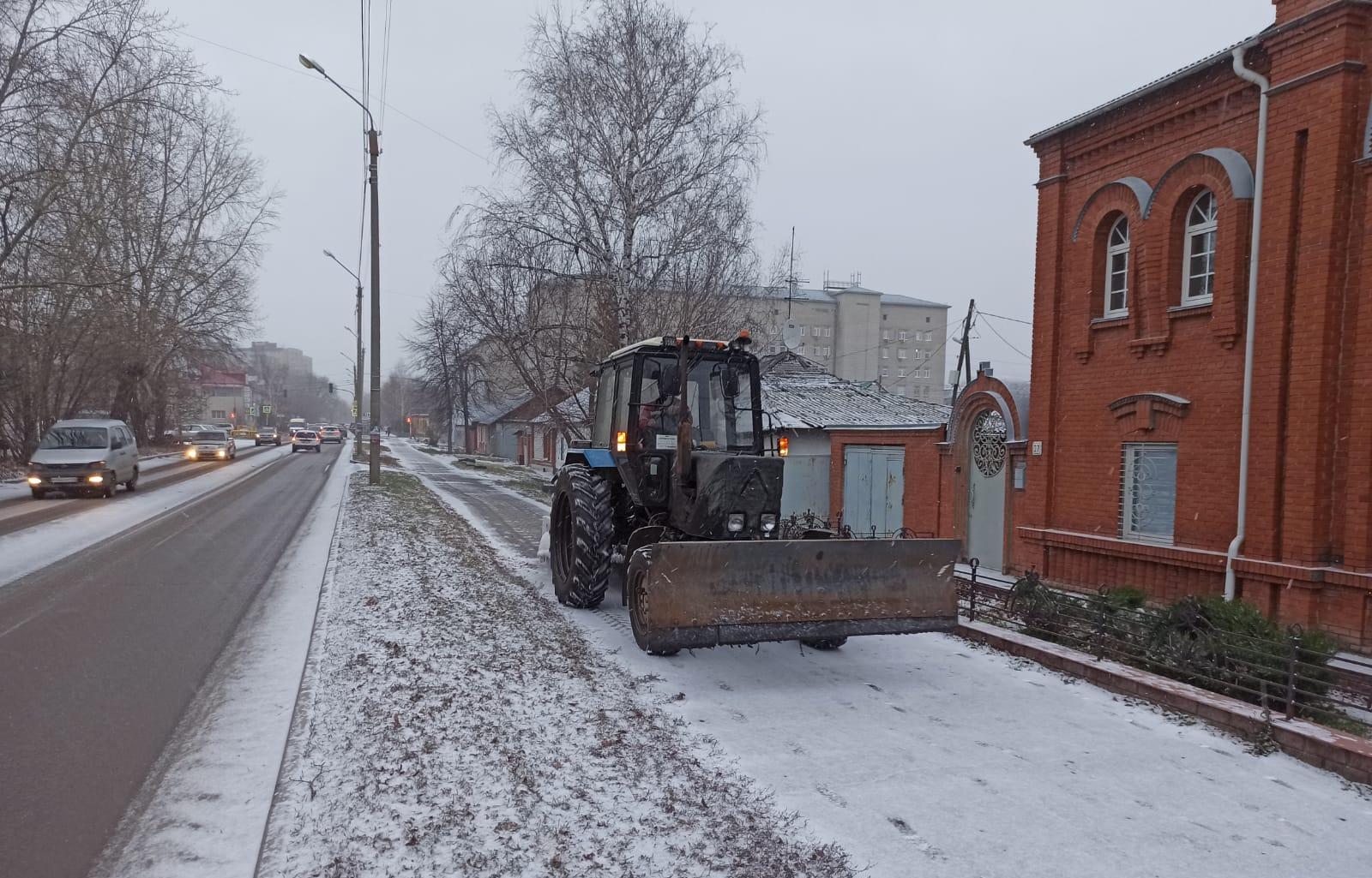 Дорожная служба проводит очистку улиц города от снега 