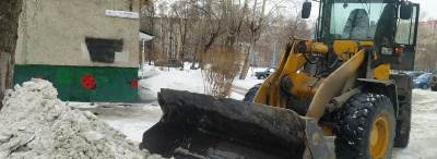 В Ленинском районе продолжается очистка дорог и тротуаров от снега, посыпка песчано-соляной смесью