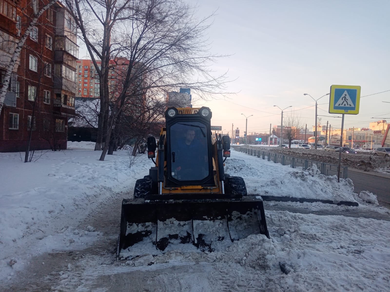 В Ленинском районе продолжаются работы по очистке дорог и вывозу снега