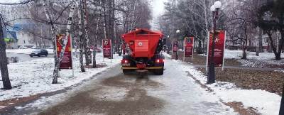 В Ленинском районе продолжаются работы по посыпке реагентами и очистке от наледи дорог и  тротуаров 