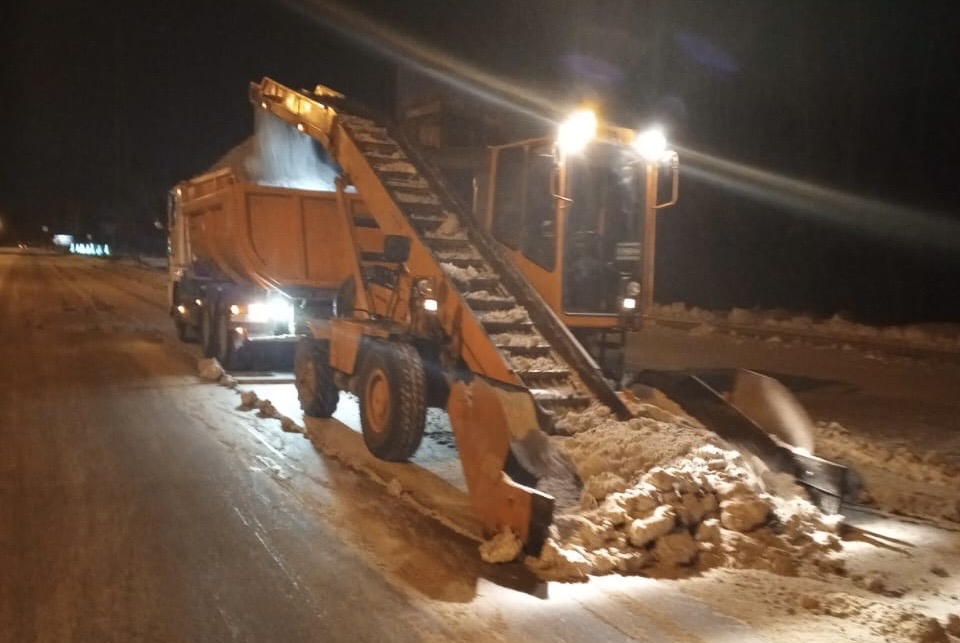 МБУ «Автодорстрой» продолжает очищать городские дороги и тротуары после снегопада