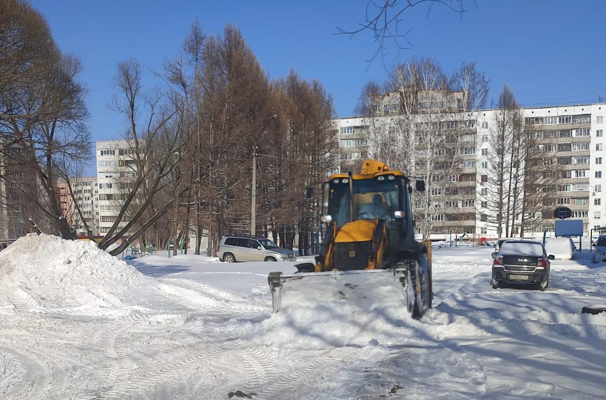 В Центральном районе Барнаула коммунальные службы продолжают работу по очистке снега