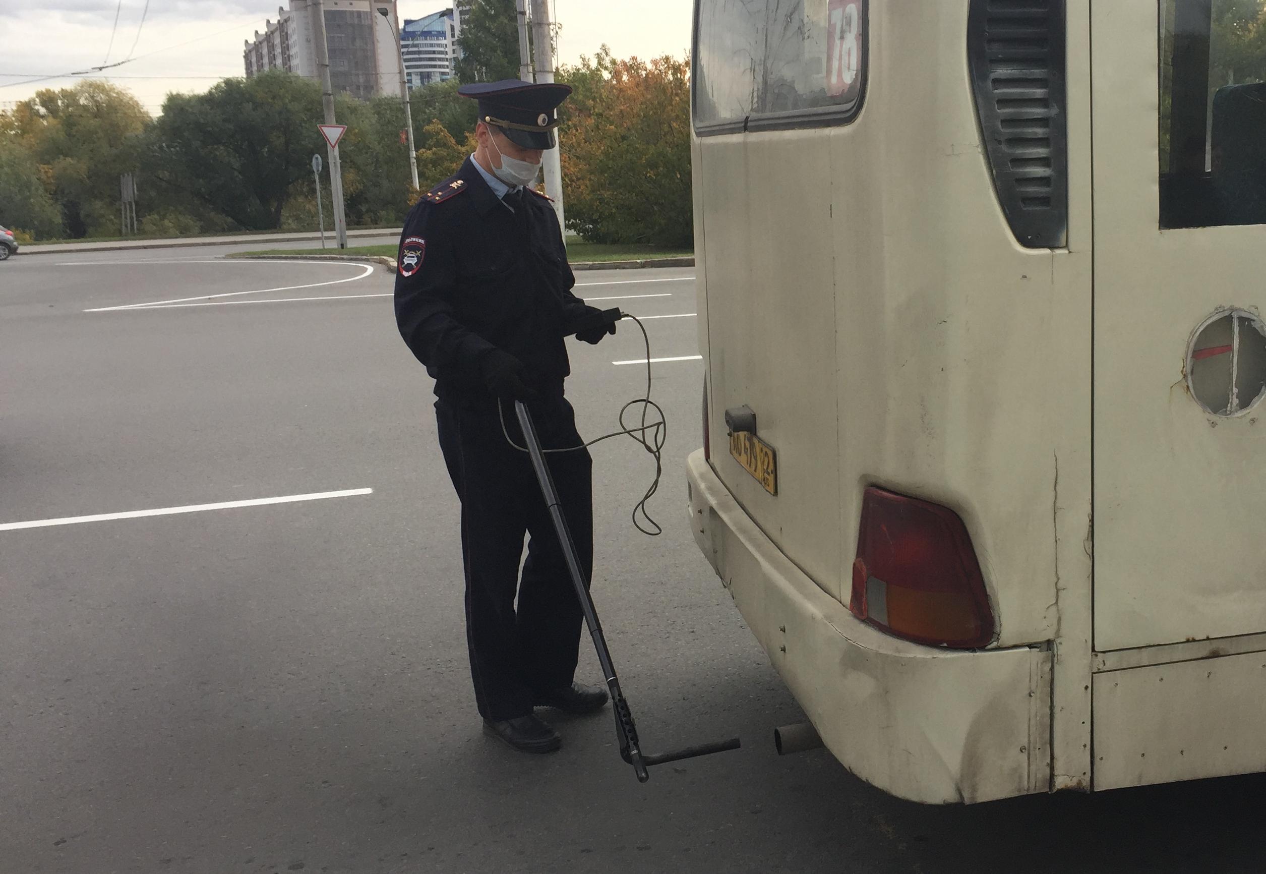 В Барнауле провели рейд по замеру уровня токсичности выхлопных газов автобусов