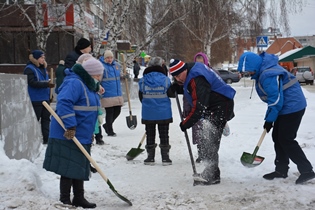 Волонтерские акции с участием студентов и общественников по уборке снега и наледи прошли в Ленинском районе Барнаула