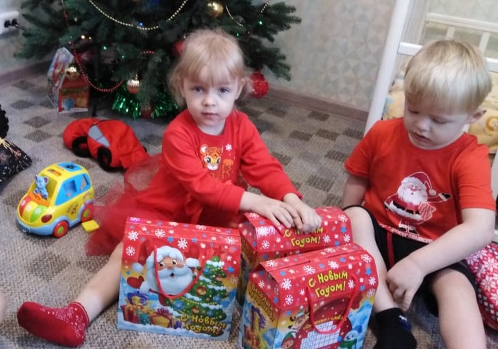 Детям Октябрьского района вручили новогодние подарки