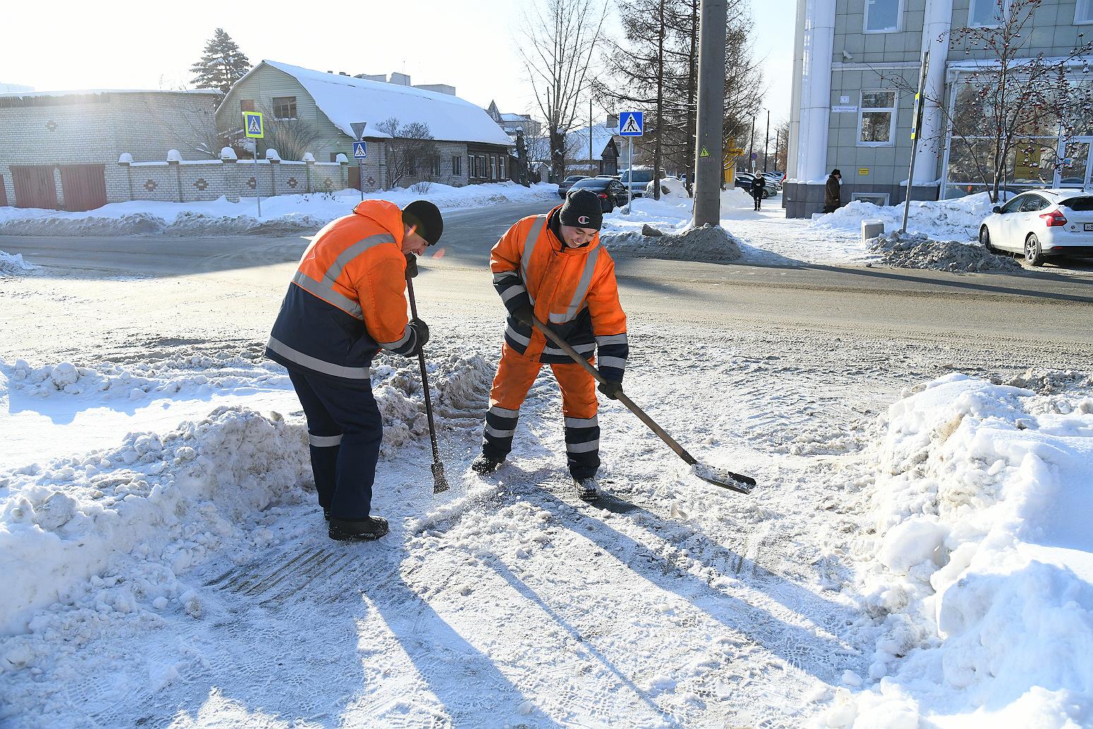 Кто должен убирать дороги. Дорожники зимой. Уборка улиц от снега. Очистка тротуаров от снега. Ручная уборка тротуаров от снега.