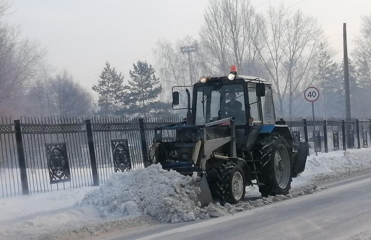 Уборка и вывоз снега продолжается в Индустриальном районе