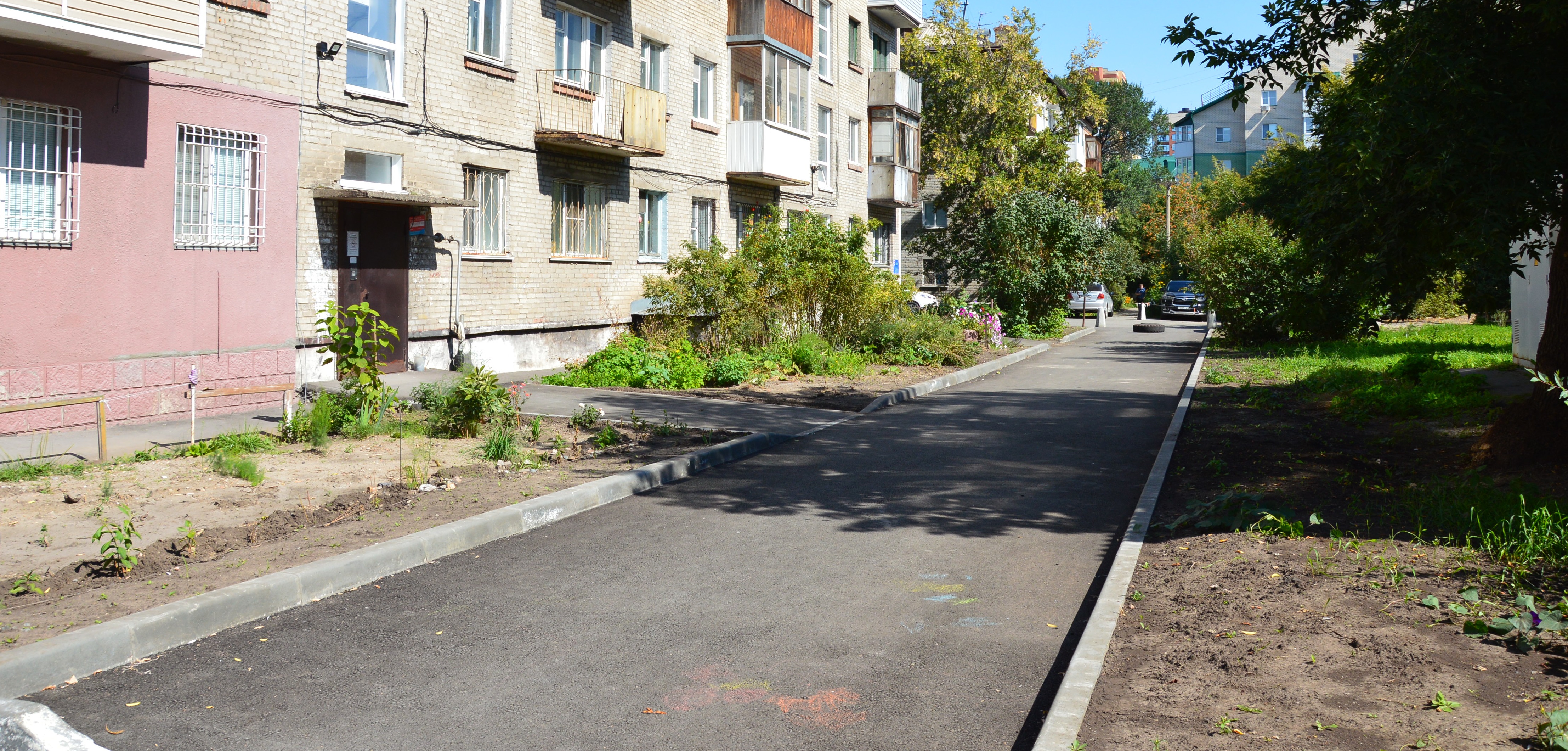 В Октябрьском районе продолжается благоустройство дворов в рамках проекта «Жилье и городская среда»