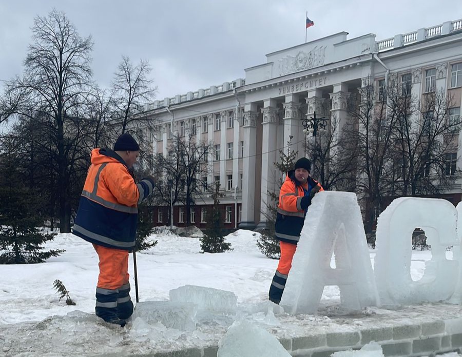 На площади Советов в Барнауле демонтировали ледовую композицию «Спасибо врачам!»