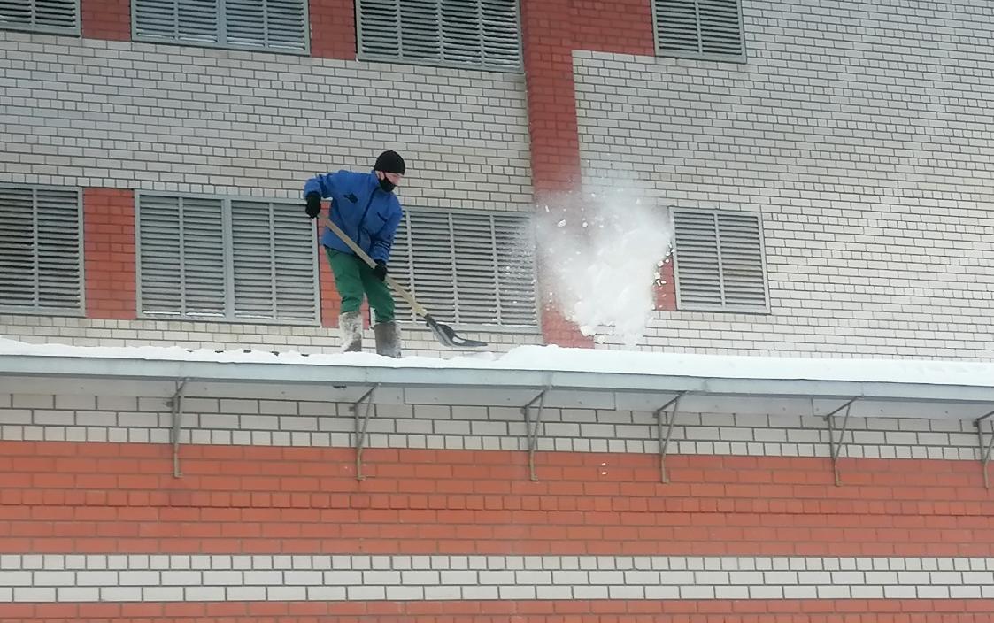 В Индустриальном районе в ежедневном режиме продолжаются снегоуборочные работы